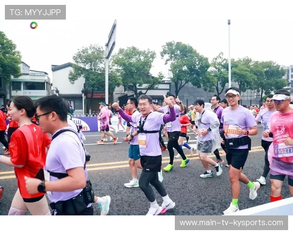 神级反应瞬间！运动员惊险救球引爆现场热潮！